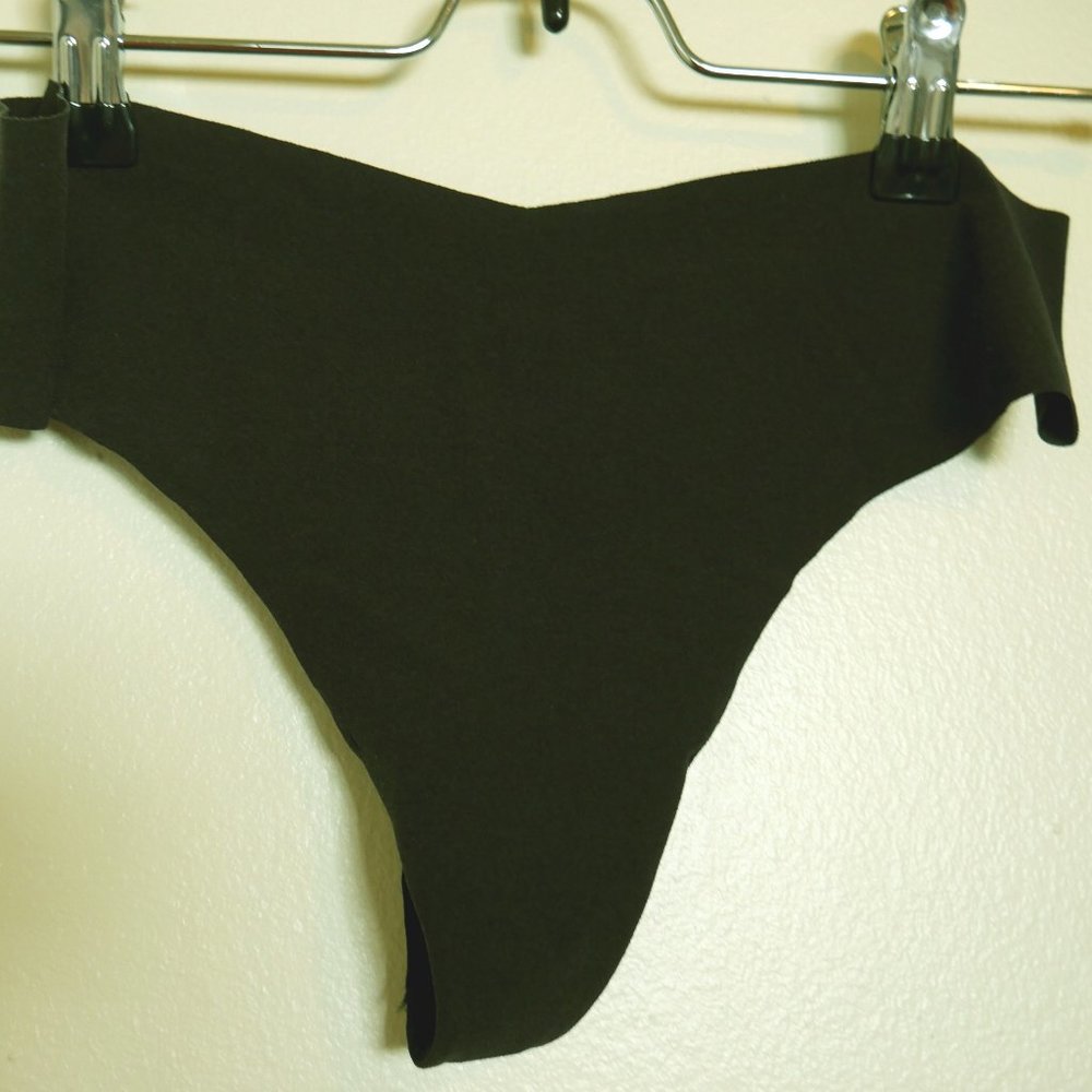 VS Incredible Thong Black Large - NWT